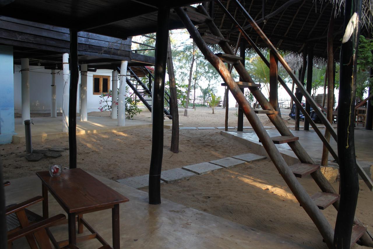 Galaxy Lounge Hotel Arugam Bay Exterior photo